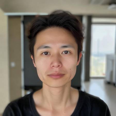 面部拍照，光线充足，表情自然